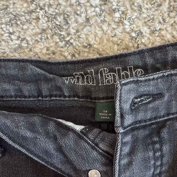 Women's Black Denim Shorts
2front/ 2back pockets
zip and button front closure - Picture 10 of 10